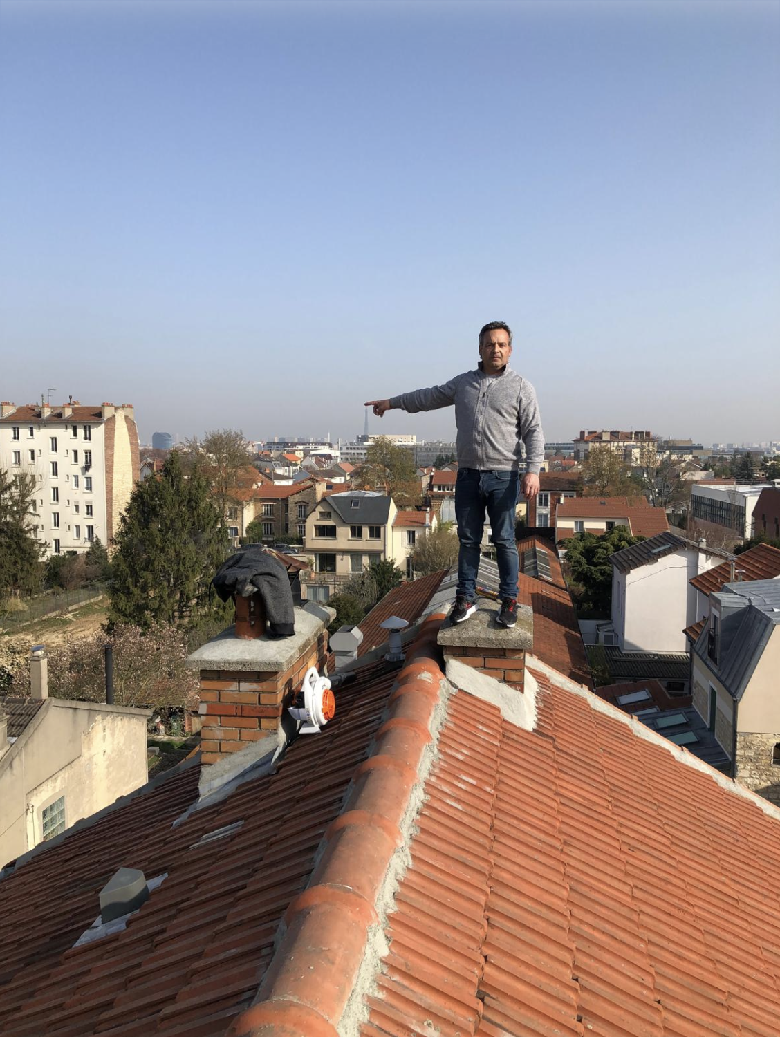 David Esther sur le faîtage d'une toiture